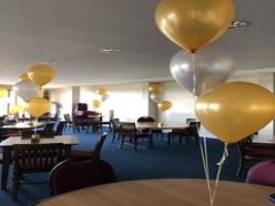 Click to enlarge Table balloons display with three balloons